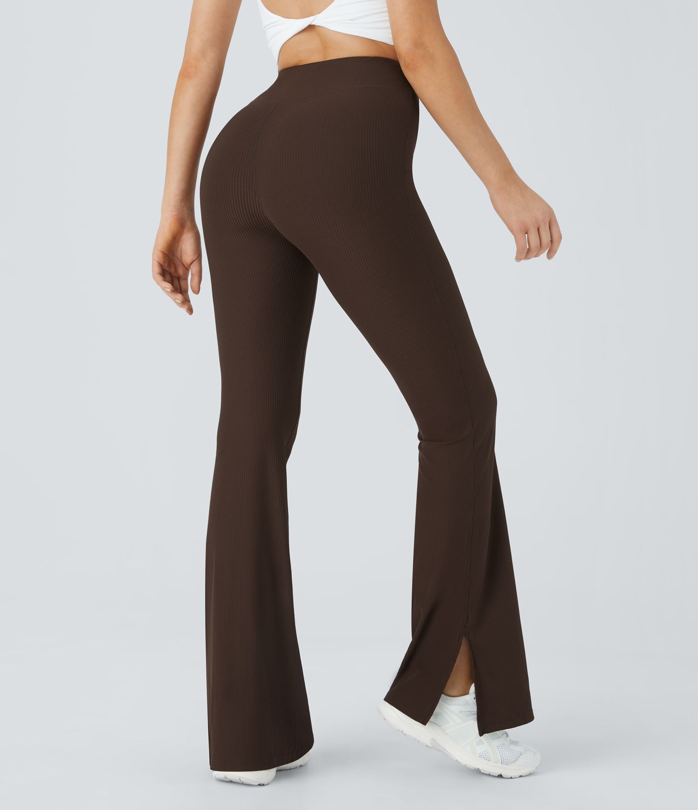 Leggings acanalados y acampanados con abertura de tiro alto