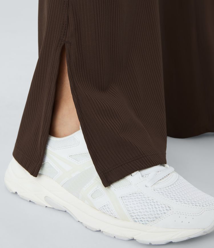 Leggings acanalados y acampanados con abertura de tiro alto