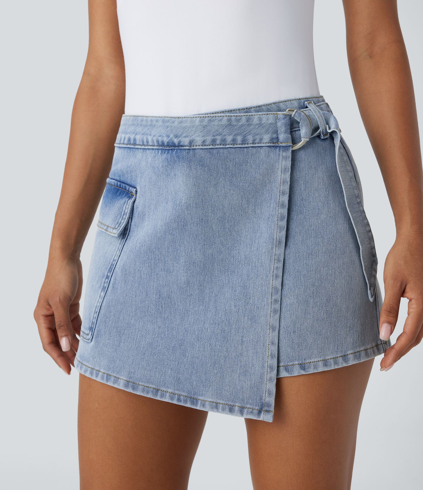 Jupe-short décontractée en denim extensible Halara Flex™ à taille basse avec boutons, fermeture éclair, ceinture et poche latérale