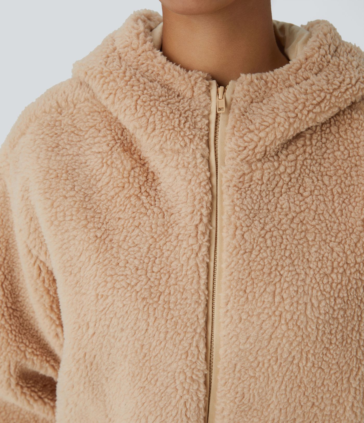 Chaqueta sherpa capucha manga larga cremallera bolsillo lateral canalé contrastante