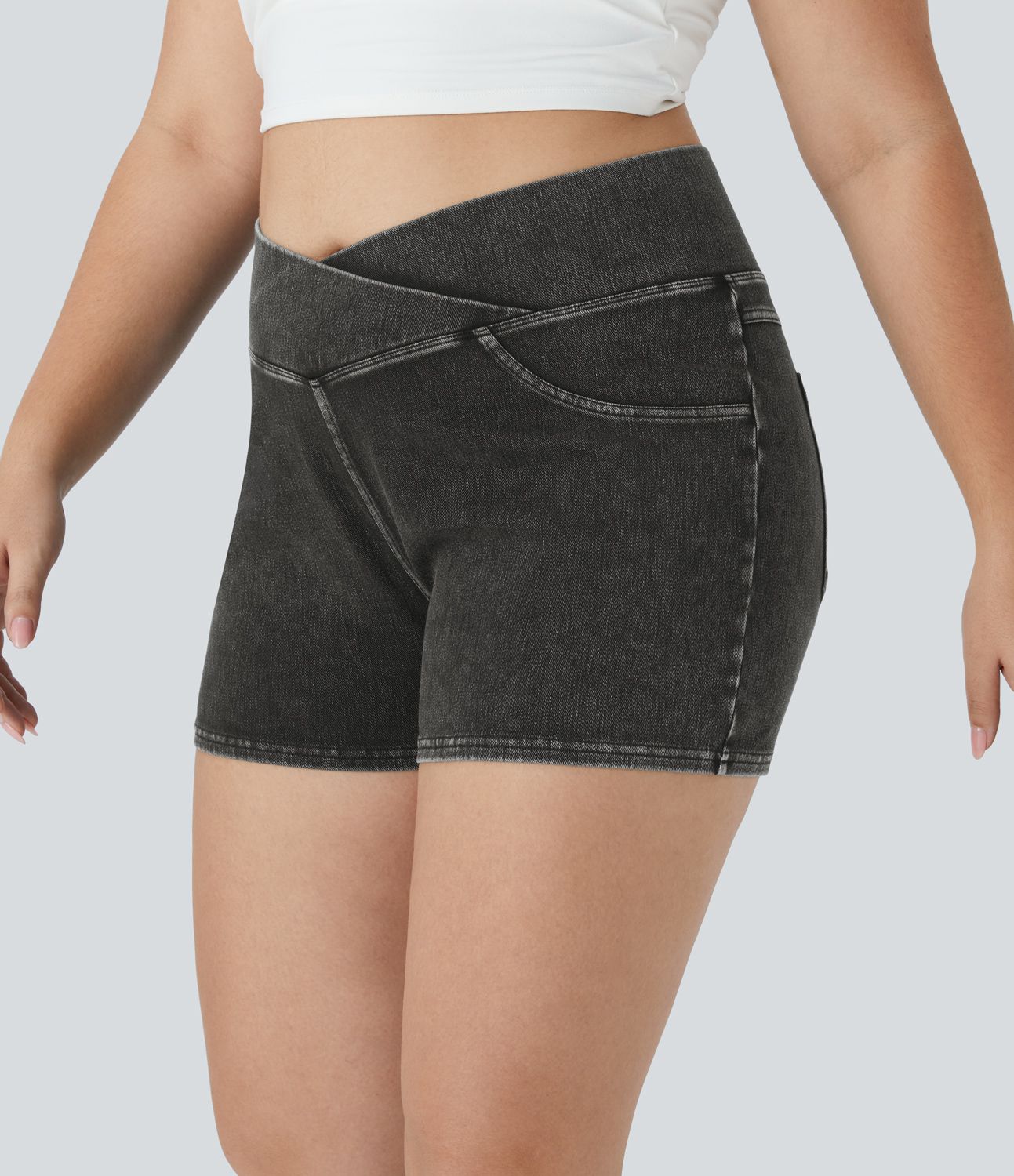 Halara Flex™ Plus Size Shorts mit hohem Bund und Crossover-Gesäßtasche, dehnbarer Denim-Strick 7,6 cm