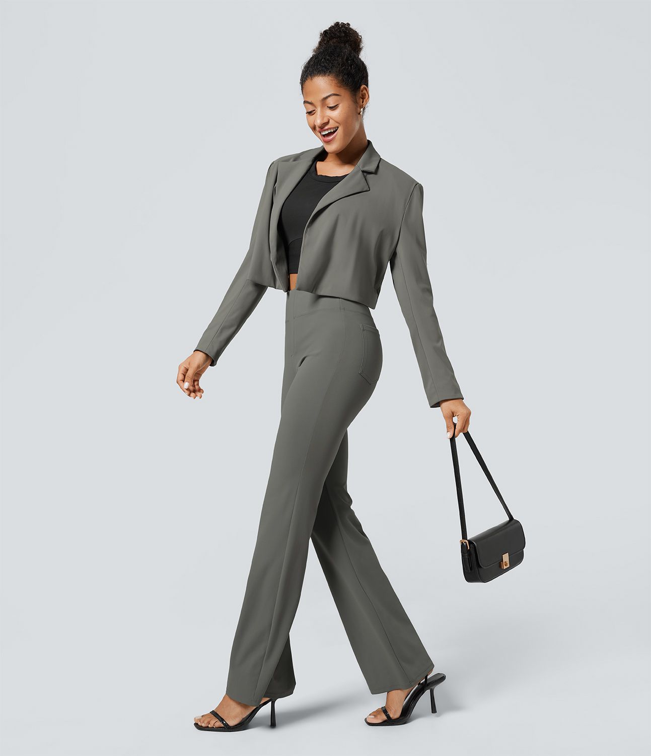 Hoch sitzende Bürohose mit seitlicher Gesäßtasche und leicht ausgestelltem Bein