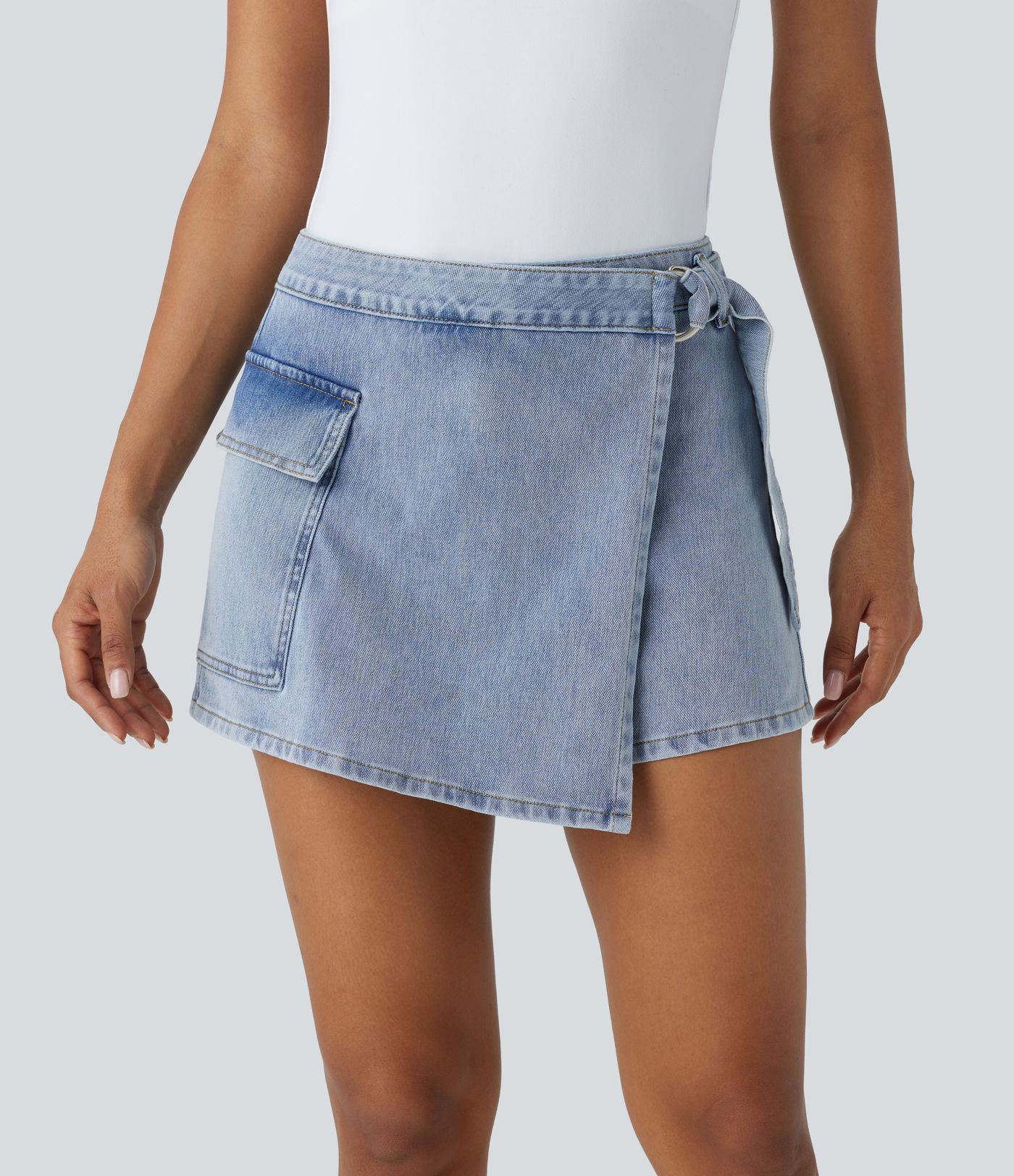 Jupe-short décontractée en denim extensible Halara Flex™ à taille basse avec boutons, fermeture éclair, ceinture et poche latérale