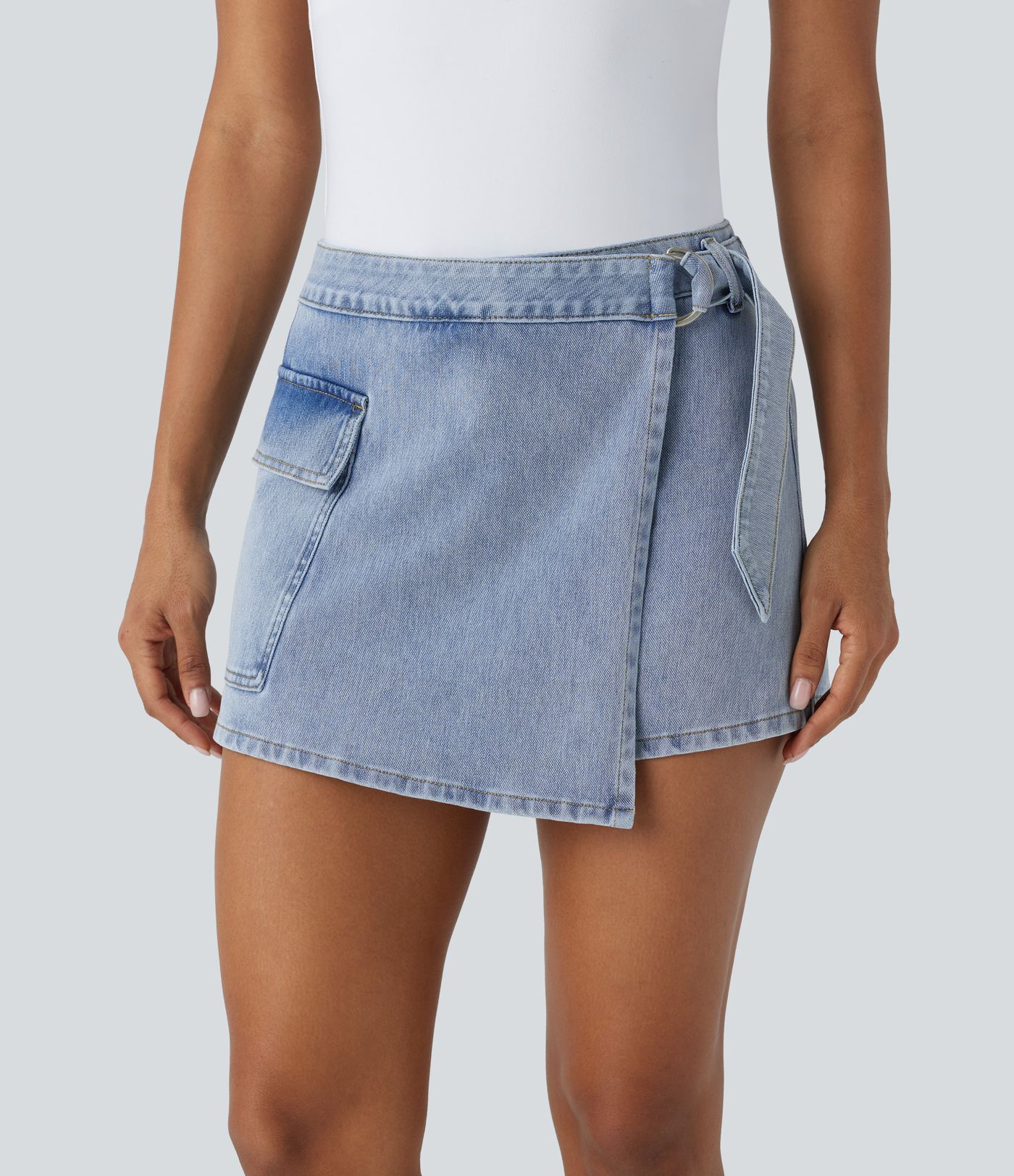 Jupe-short décontractée en denim extensible Halara Flex™ à taille basse avec boutons, fermeture éclair, ceinture et poche latérale