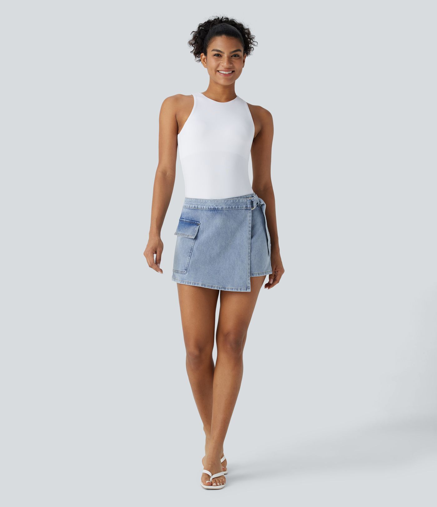 Jupe-short décontractée en denim extensible Halara Flex™ à taille basse avec boutons, fermeture éclair, ceinture et poche latérale