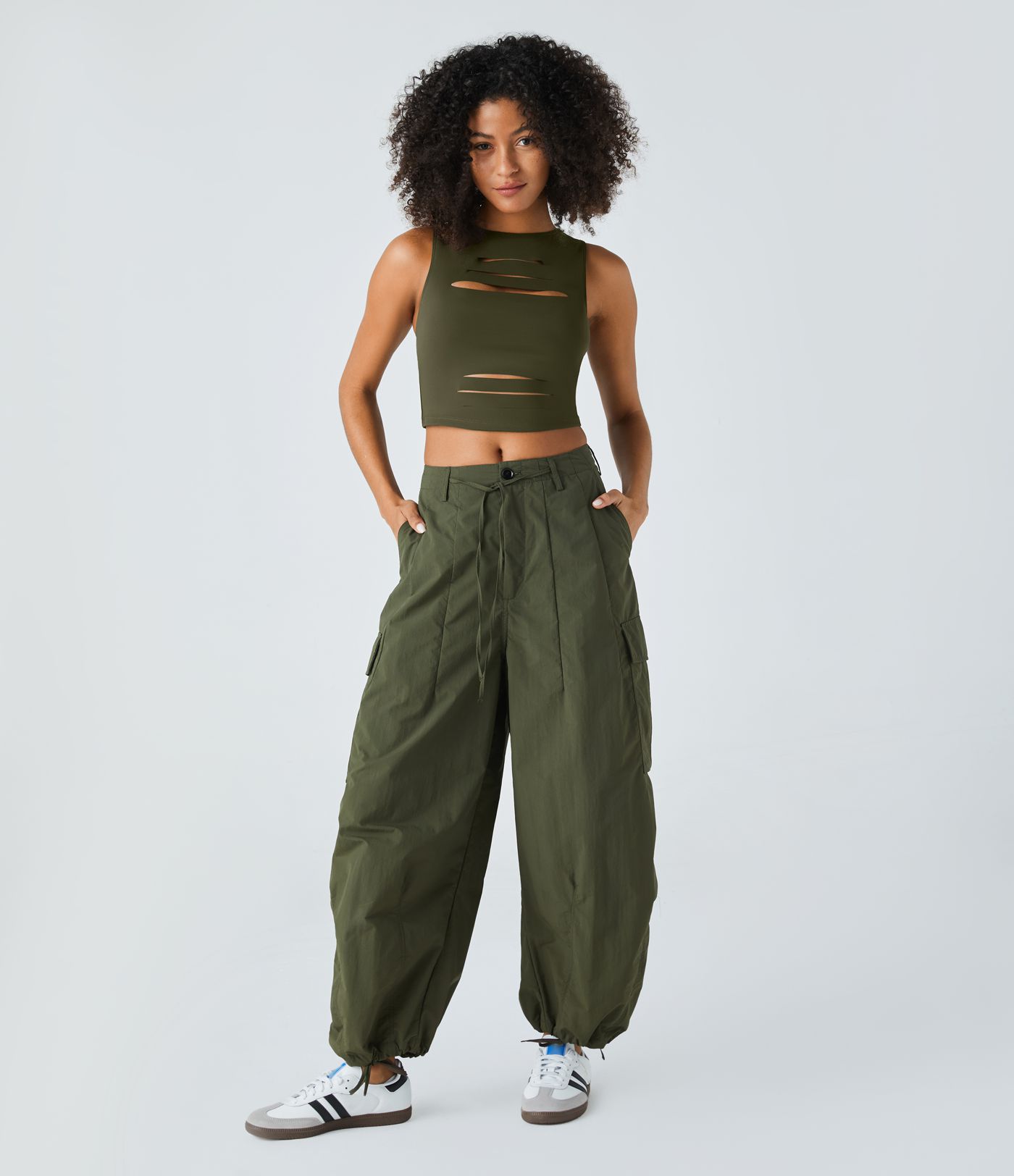 DayStretch - Kurzes Tanktop mit Racerback, Cut-Outs und Rissen