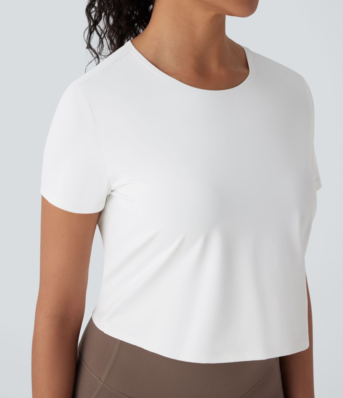 Kurzes, verdrehtes Wander-Sport-Top mit Cut-Outs