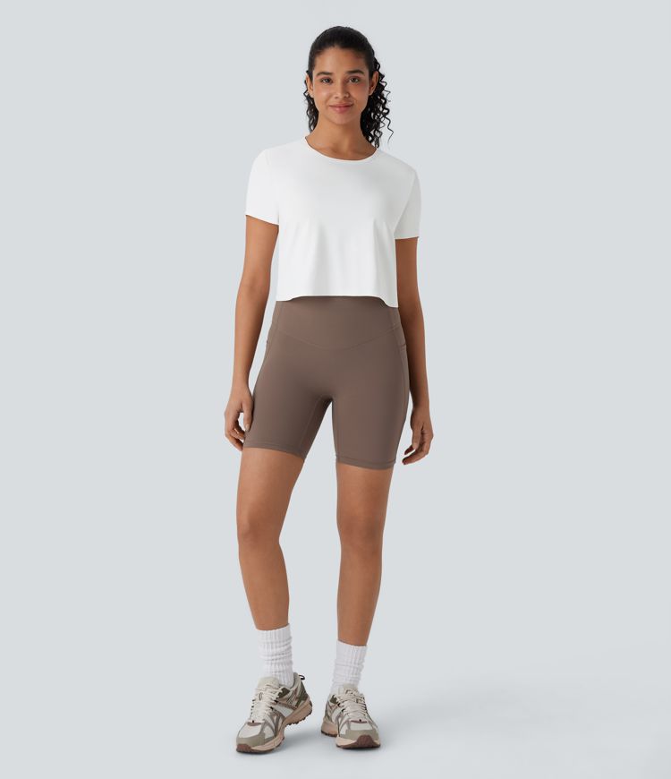 Kurzes, verdrehtes Wander-Sport-Top mit Cut-Outs