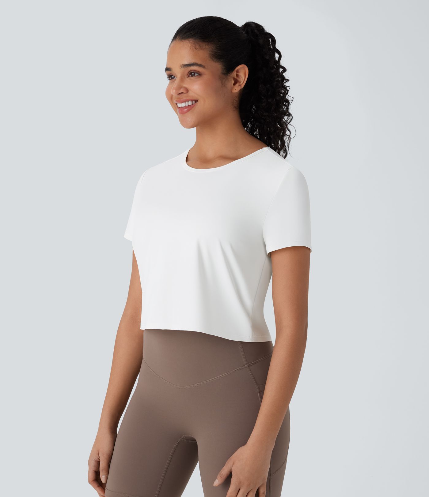 Kurzes, verdrehtes Wander-Sport-Top mit Cut-Outs