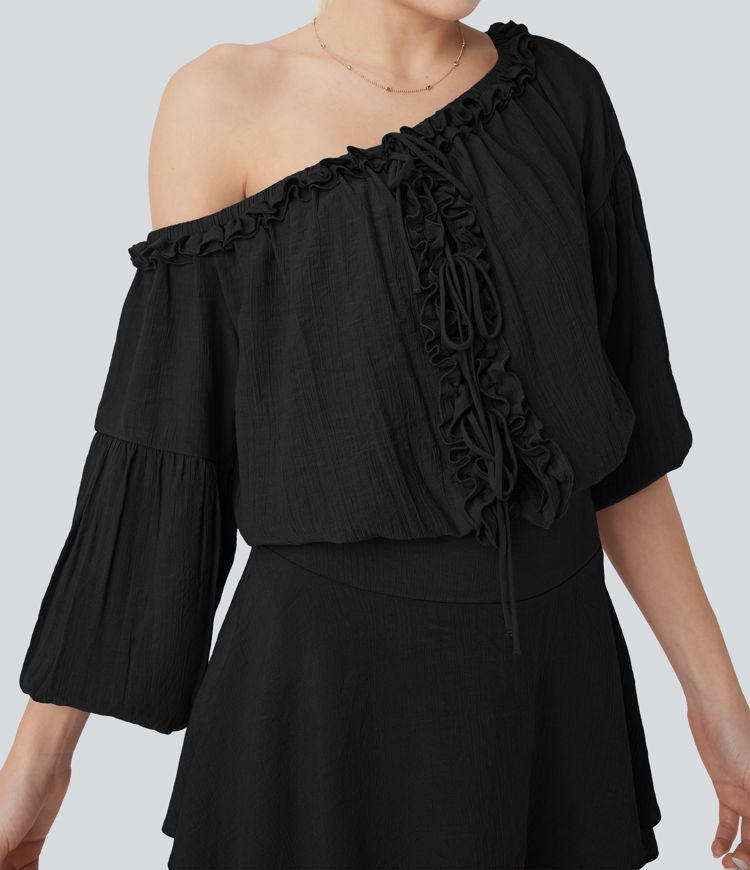 Mini-robe en dentelle à épaules dénudées, manches longues, avec détails en ruban et jupe à plusieurs couches.