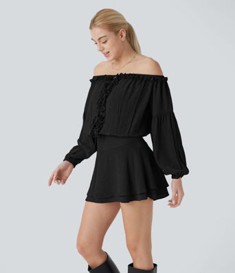 Mini-robe en dentelle à épaules dénudées, manches longues, avec détails en ruban et jupe à plusieurs couches.