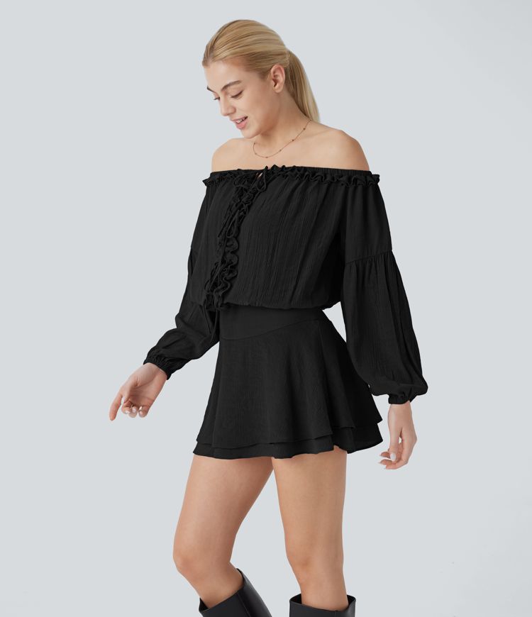 Mini-robe en dentelle à épaules dénudées, manches longues, avec détails en ruban et jupe à plusieurs couches.