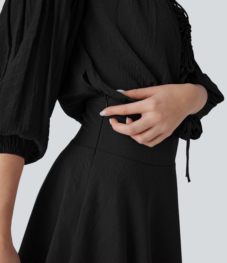 Mini-robe en dentelle à épaules dénudées, manches longues, avec détails en ruban et jupe à plusieurs couches.