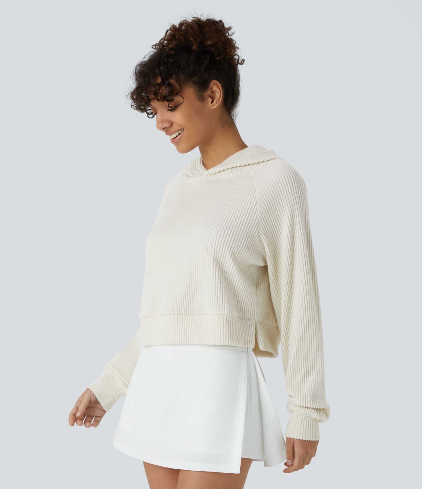 Geripptes Strick-Sweatshirt mit Kapuze, langen Ärmeln und Schlitz