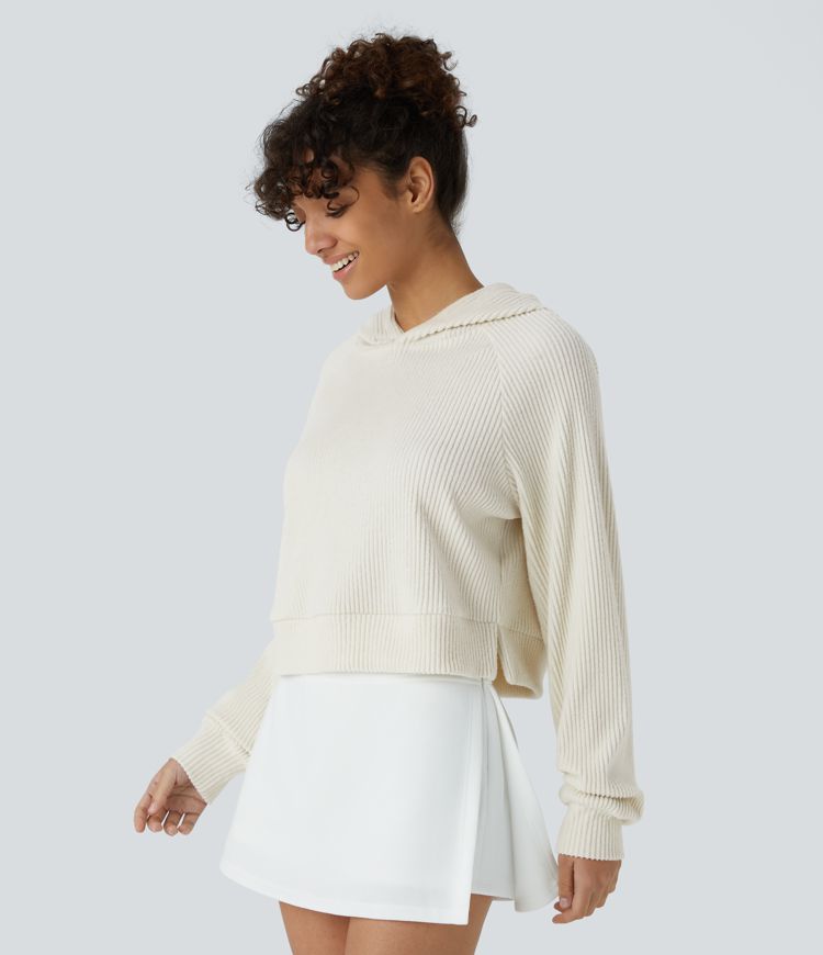 Geripptes Strick-Sweatshirt mit Kapuze, langen Ärmeln und Schlitz