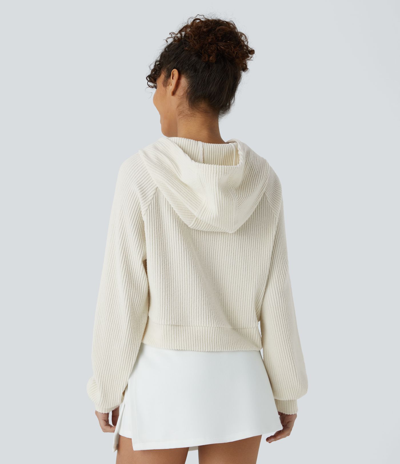 Geripptes Strick-Sweatshirt mit Kapuze, langen Ärmeln und Schlitz