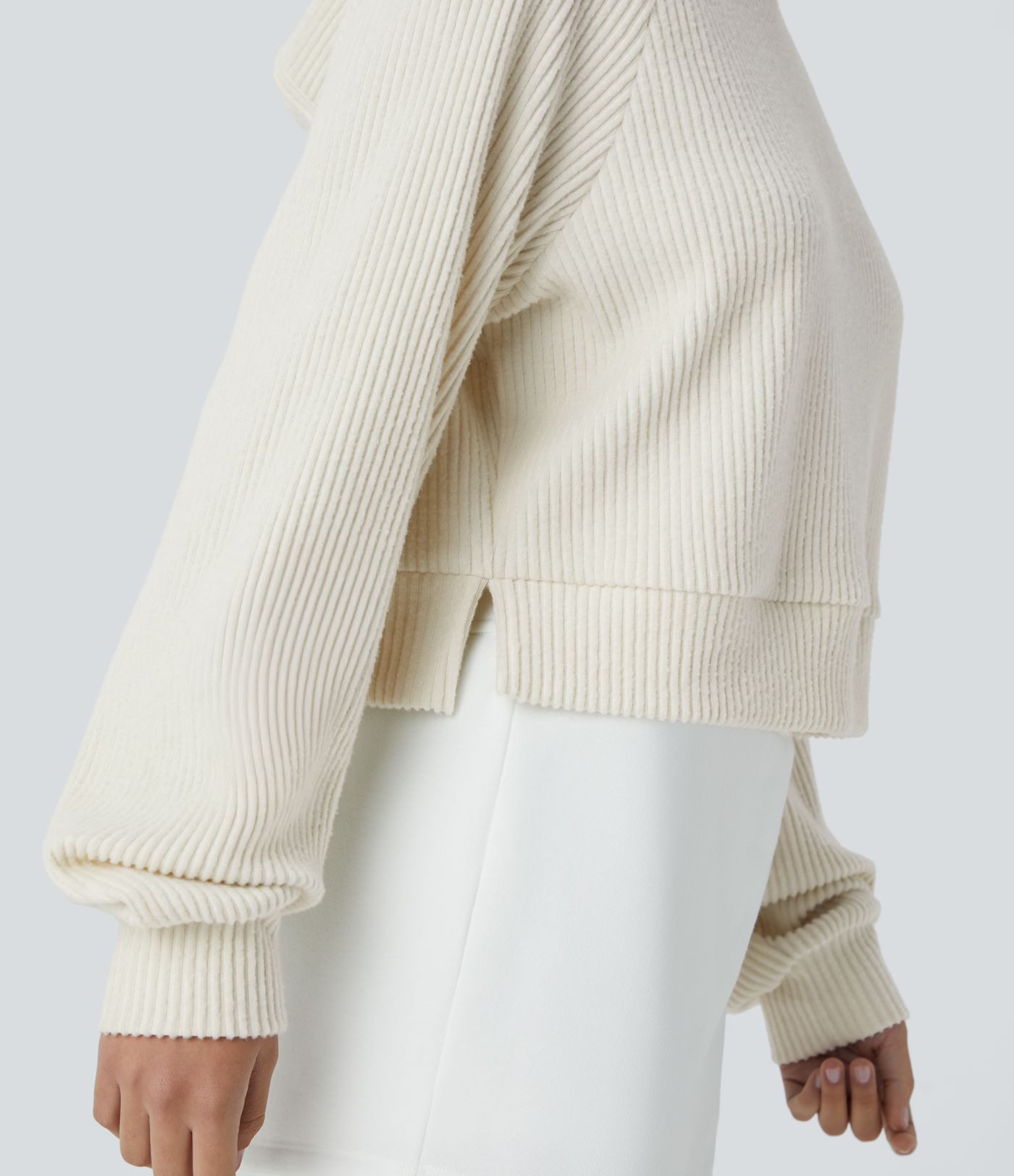 Geripptes Strick-Sweatshirt mit Kapuze, langen Ärmeln und Schlitz