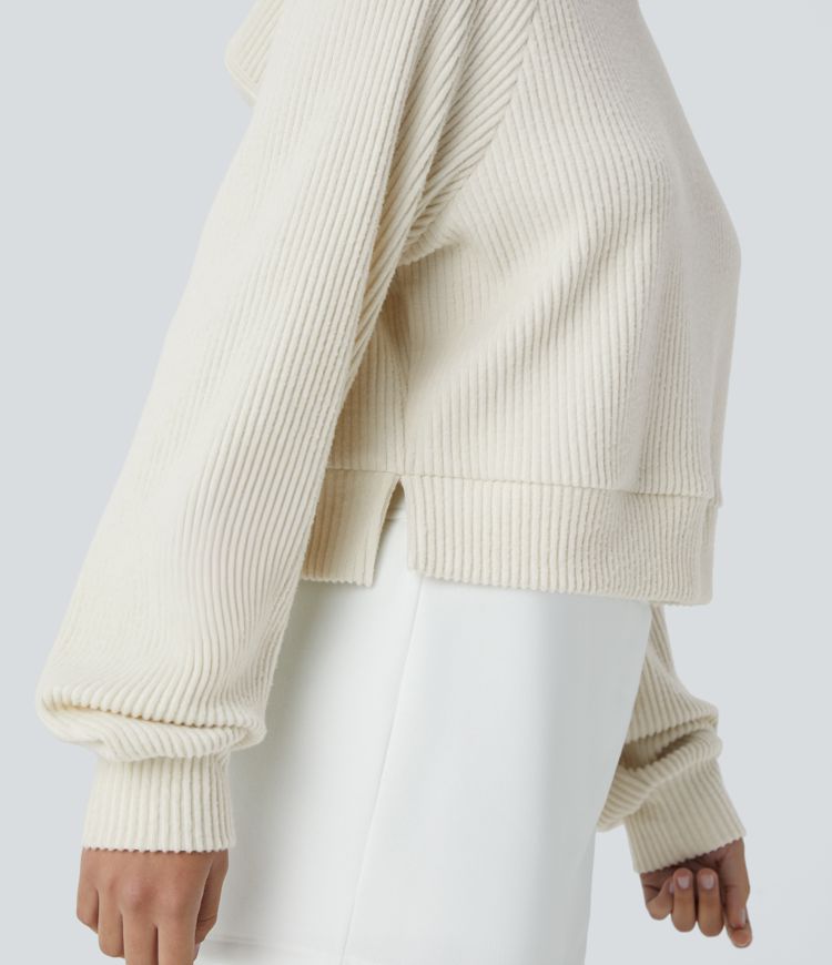 Geripptes Strick-Sweatshirt mit Kapuze, langen Ärmeln und Schlitz