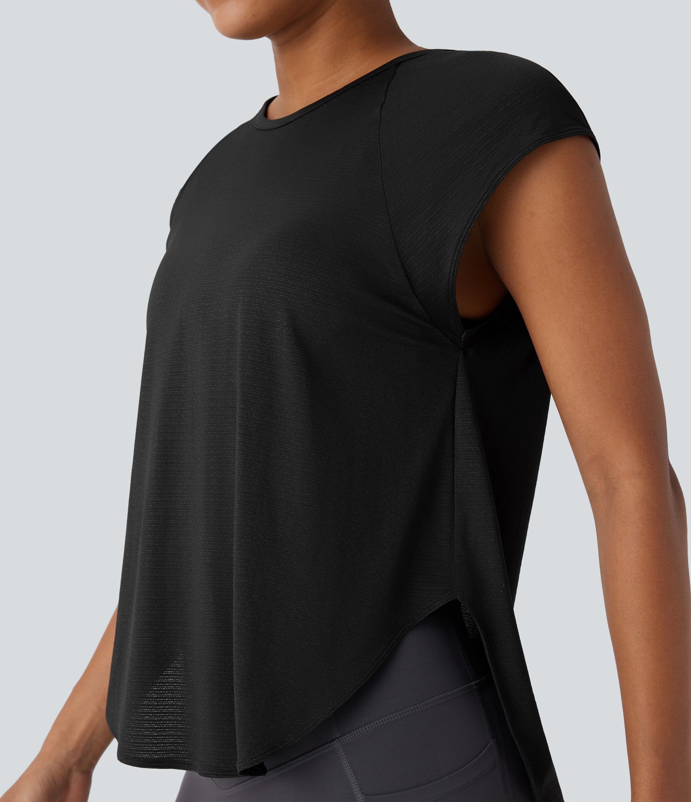 Haut de sport de yoga avec col rond, manches courtes, fente et dos noué