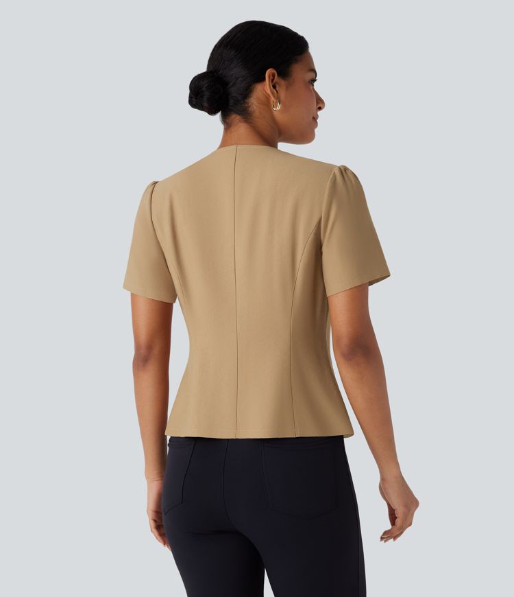 Schmale Arbeitsjacke mit Rundhalsausschnitt, kurzen Ärmeln und dekorativen Knöpfen