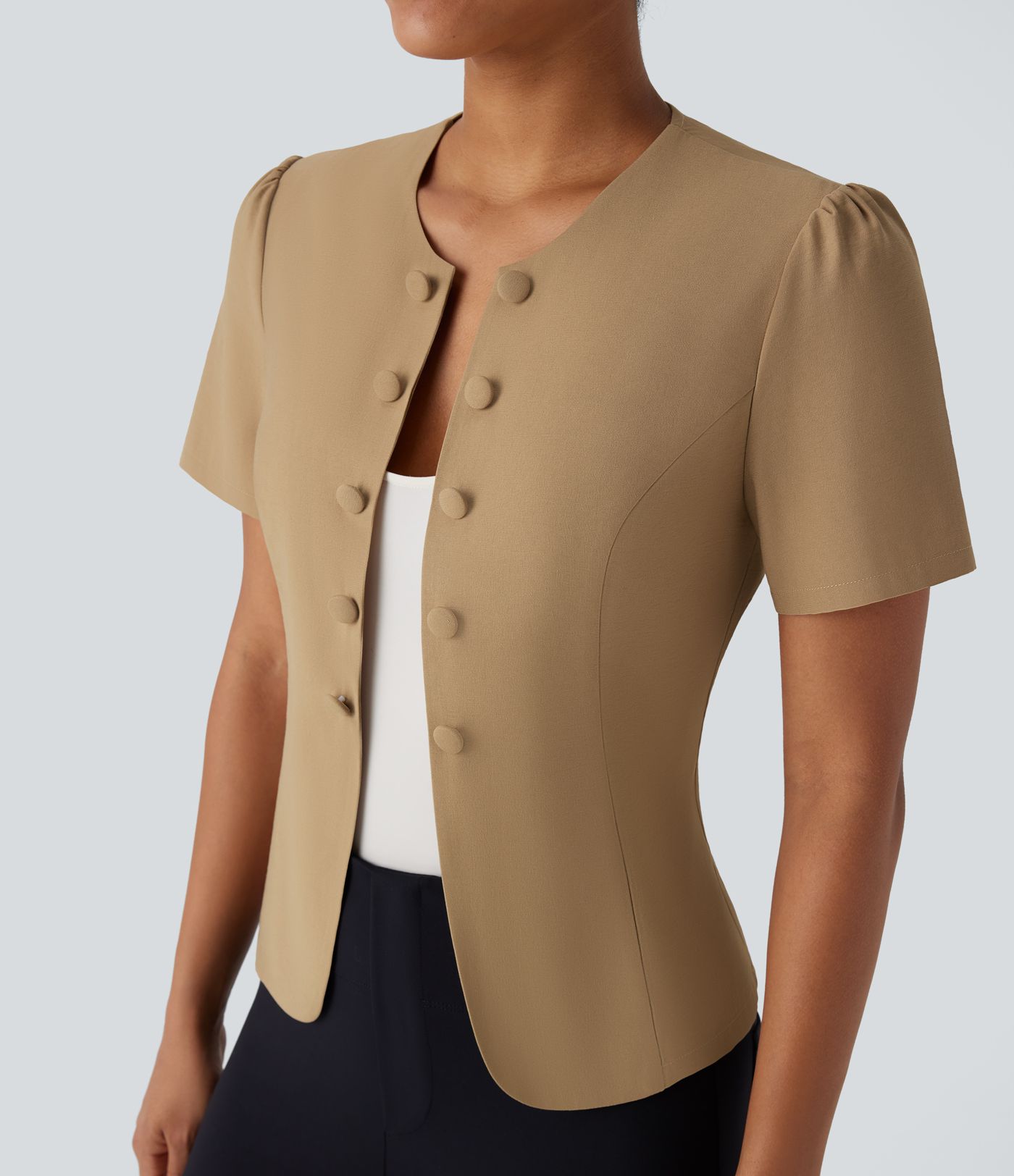 Schmale Arbeitsjacke mit Rundhalsausschnitt, kurzen Ärmeln und dekorativen Knöpfen