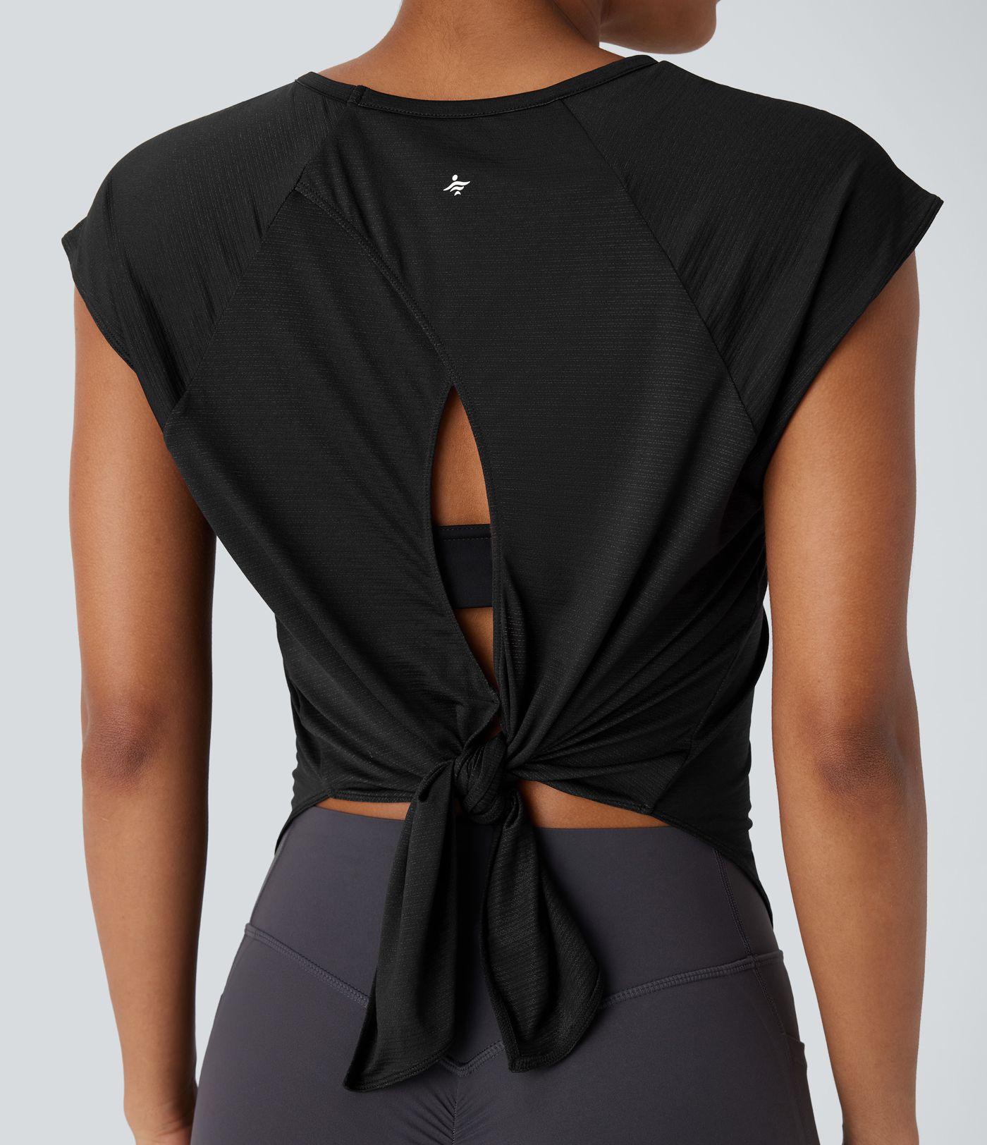 Haut de sport de yoga avec col rond, manches courtes, fente et dos noué