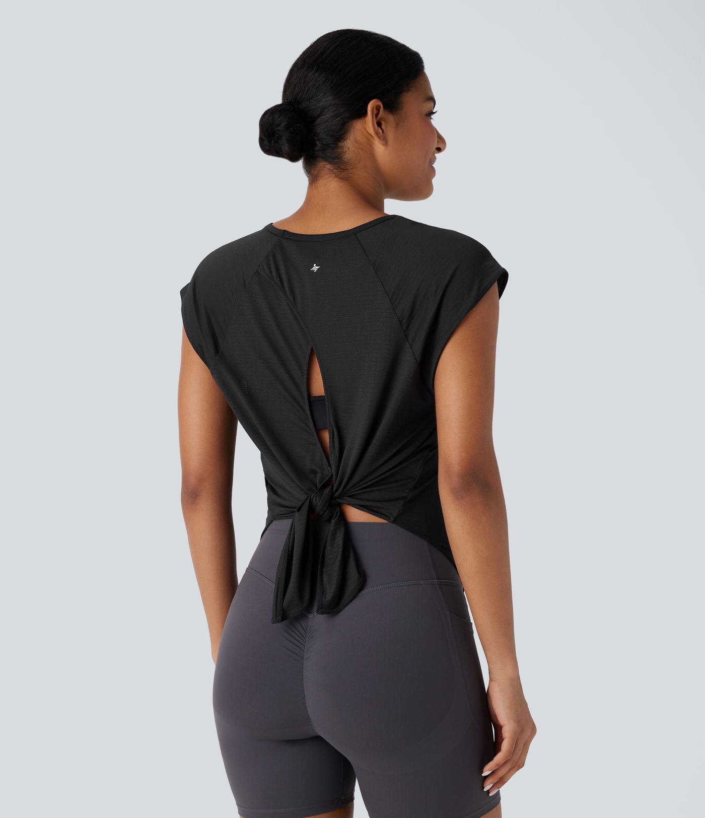 Haut de sport de yoga avec col rond, manches courtes, fente et dos noué