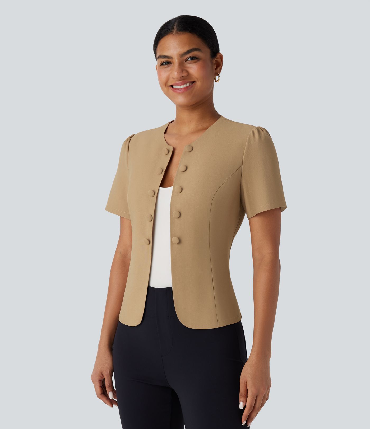 Schmale Arbeitsjacke mit Rundhalsausschnitt, kurzen Ärmeln und dekorativen Knöpfen