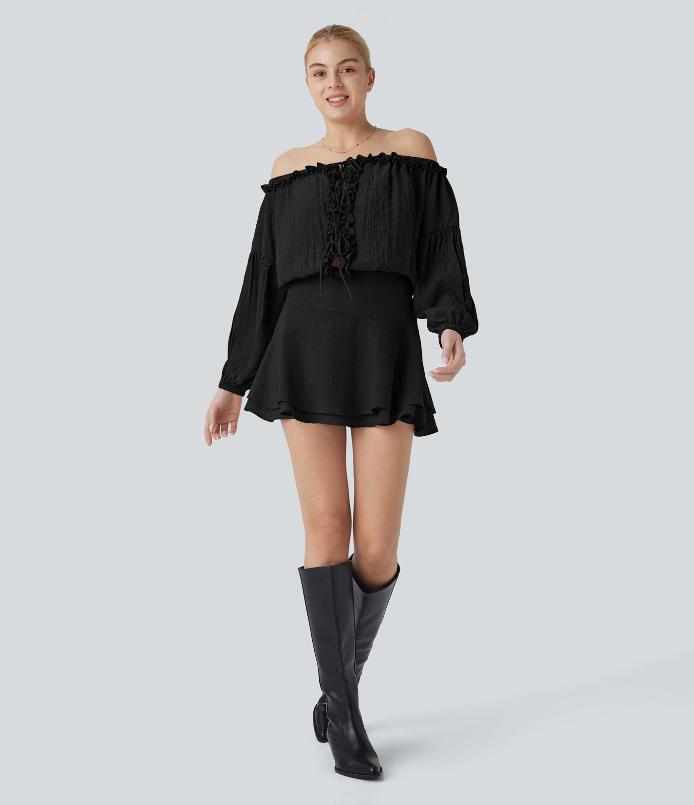 Mini-robe en dentelle à épaules dénudées, manches longues, avec détails en ruban et jupe à plusieurs couches.