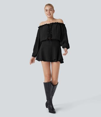 Mini-robe en dentelle à épaules dénudées, manches longues, avec détails en ruban et jupe à plusieurs couches.