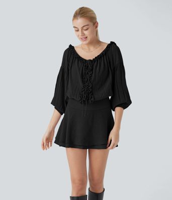 Mini-robe en dentelle à épaules dénudées, manches longues, avec détails en ruban et jupe à plusieurs couches.