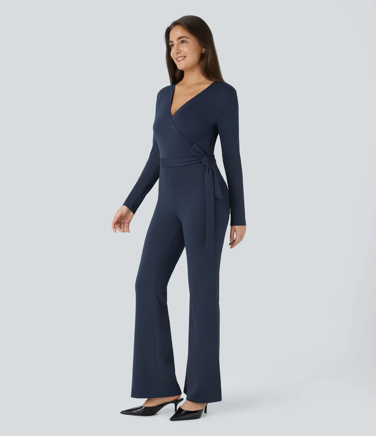 Büro-Jumpsuit mit überkreuztem V-Ausschnitt, langen Ärmeln, Gürtel, mehreren Taschen und Schlag