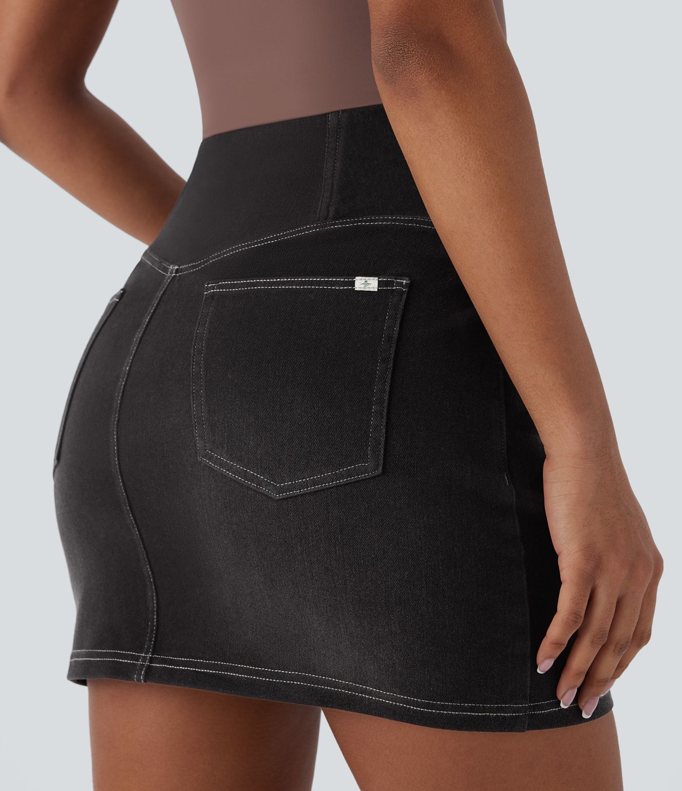 Halara Flex™ Jupe en Jean courte en maille extensible délavée à taille haute croisée avec poches multiples
