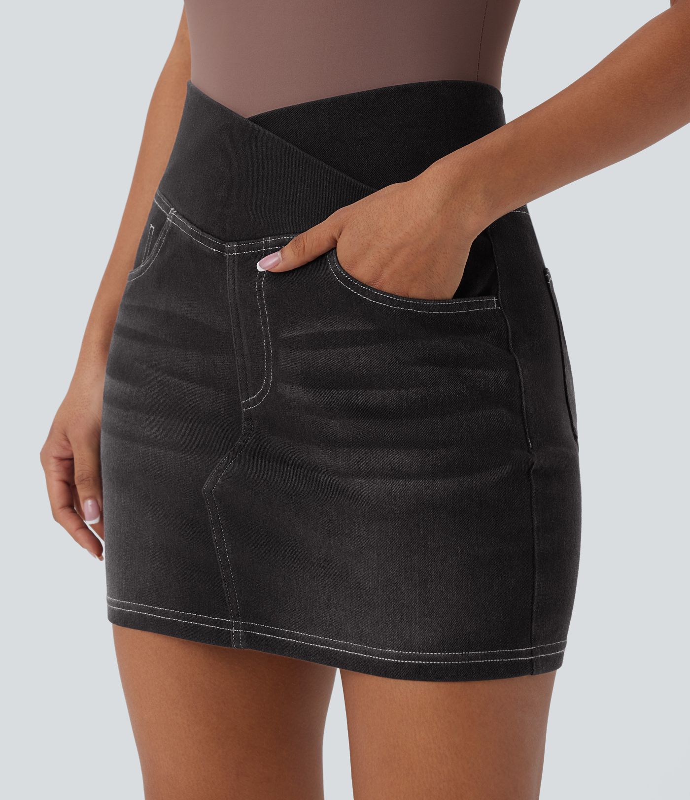 Halara Flex™ Jupe en Jean courte en maille extensible délavée à taille haute croisée avec poches multiples