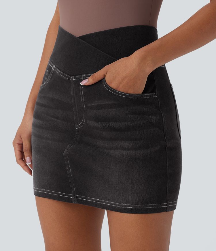 Halara Flex™ Jupe en Jean courte en maille extensible délavée à taille haute croisée avec poches multiples
