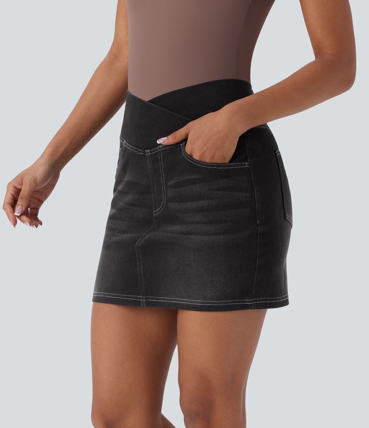 Halara Flex™ Jupe en Jean courte en maille extensible délavée à taille haute croisée avec poches multiples