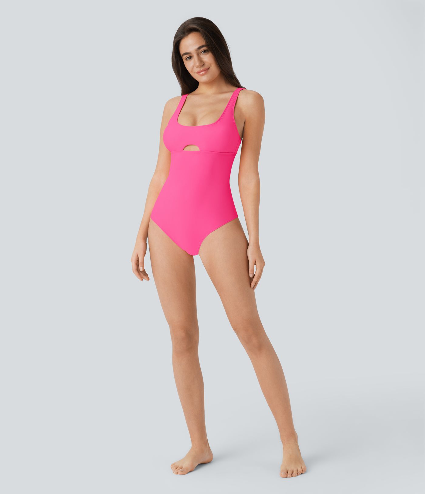 Maillot de bain une pièce dos nu à encolure arrondie, découpes et bretelles ajustables