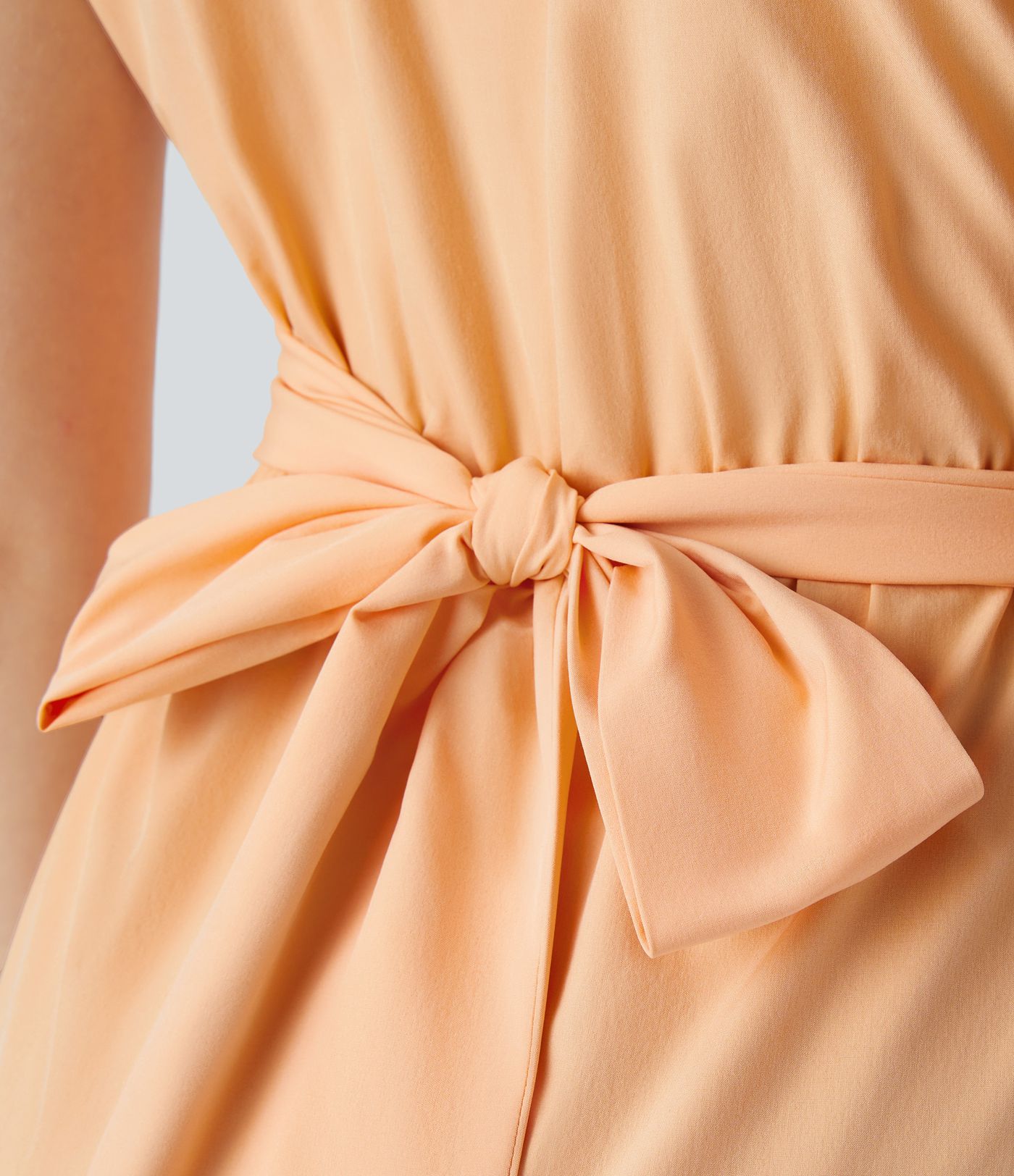 Breezeful™ Kurzärmliges Midi-Freizeitkleid mit V-Ausschnitt, Seitentaschen und Bindeband hinten - schnelltrocknend