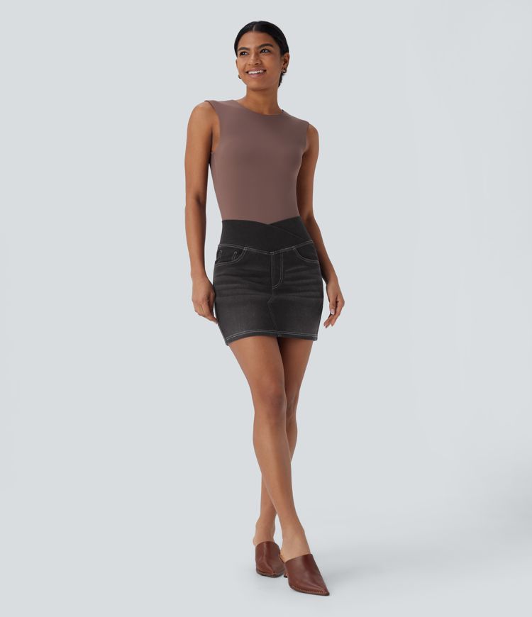 Halara Flex™ Jupe en Jean courte en maille extensible délavée à taille haute croisée avec poches multiples