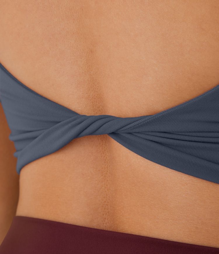 Kratek Joga Top z Dvojnimi Naramnicami