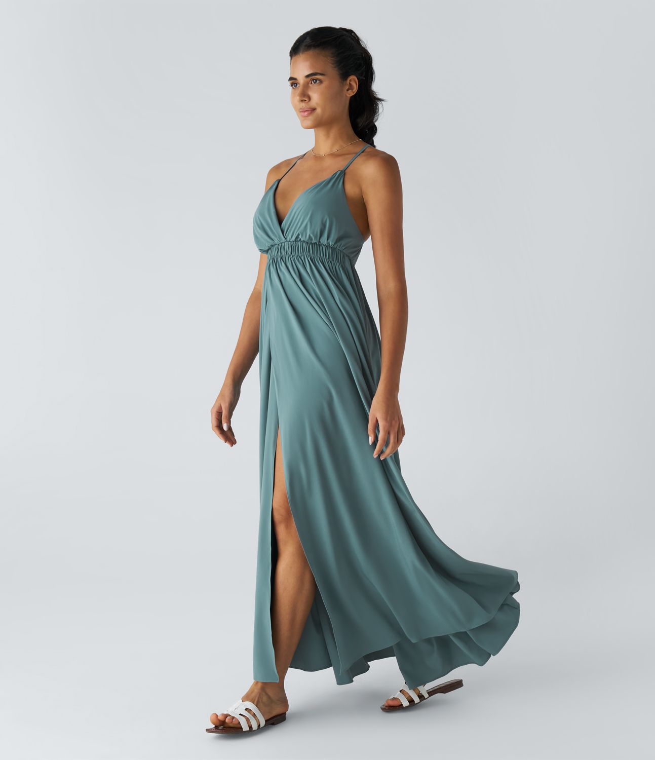 Breezeful™ Rückenfreies, fließendes Maxi-Unterkleid mit überkreuzten Trägern, V-Ausschnitt und Schlitz - schnelltrocknend