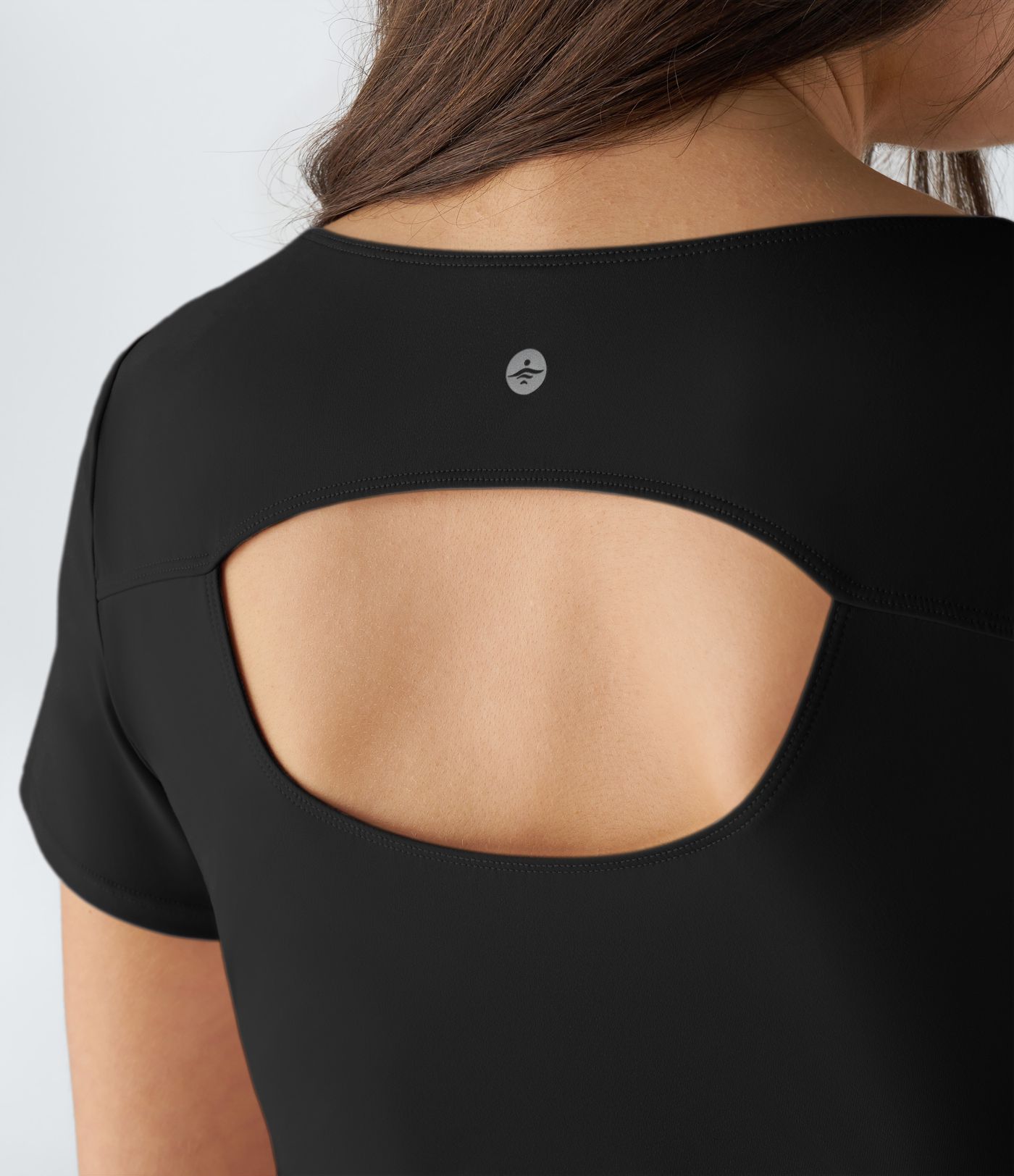 Cut-out shirring curved hem yoga sports top with U-neck and sleeveless design