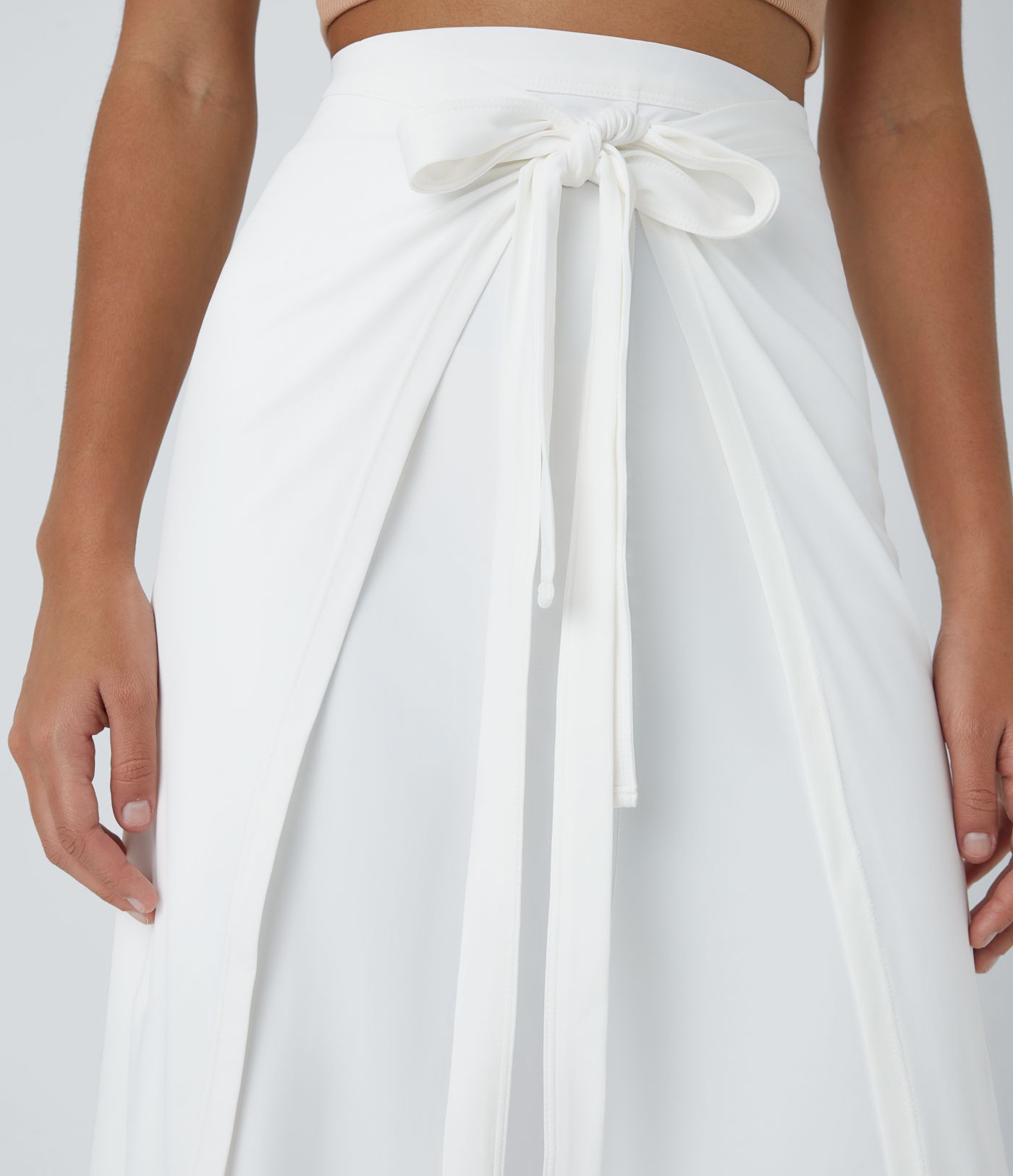 Pantalón palazzo fluido ancho con tiro alto y lazo delantero