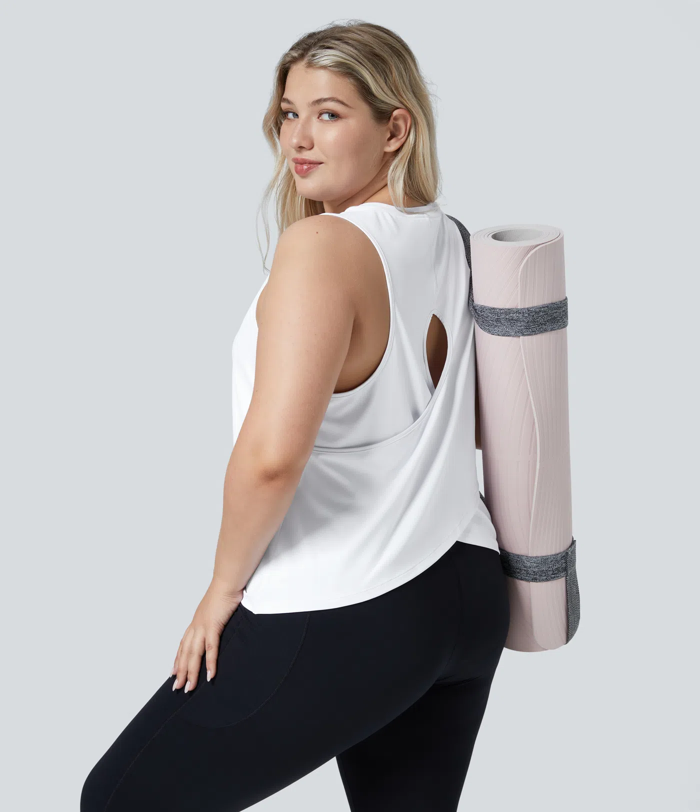 Plus-Size, einfarbiges, ausgeschnittenes Yoga-Tanktop mit Crossover-Saum