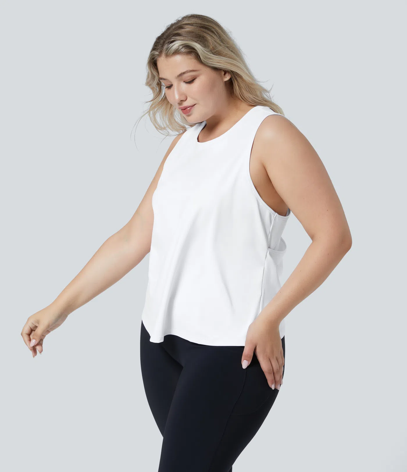 Plus-Size, einfarbiges, ausgeschnittenes Yoga-Tanktop mit Crossover-Saum