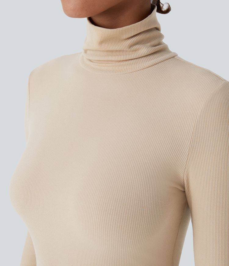 Langärmliges Freizeitoberteil im Rippstrick mit hohem Kragen