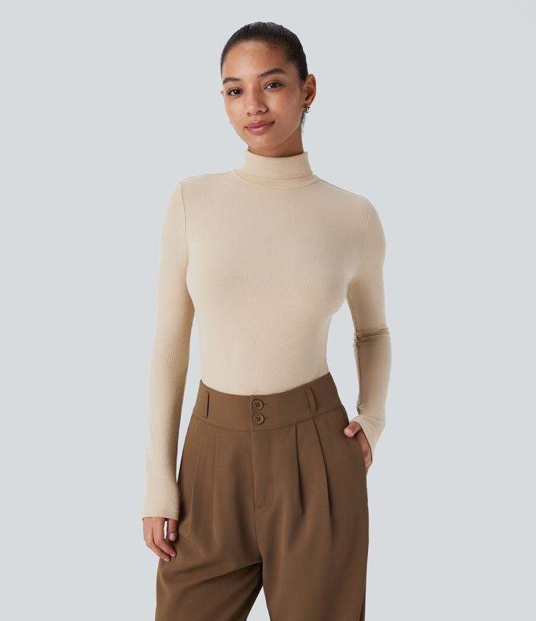 Langärmliges Freizeitoberteil im Rippstrick mit hohem Kragen