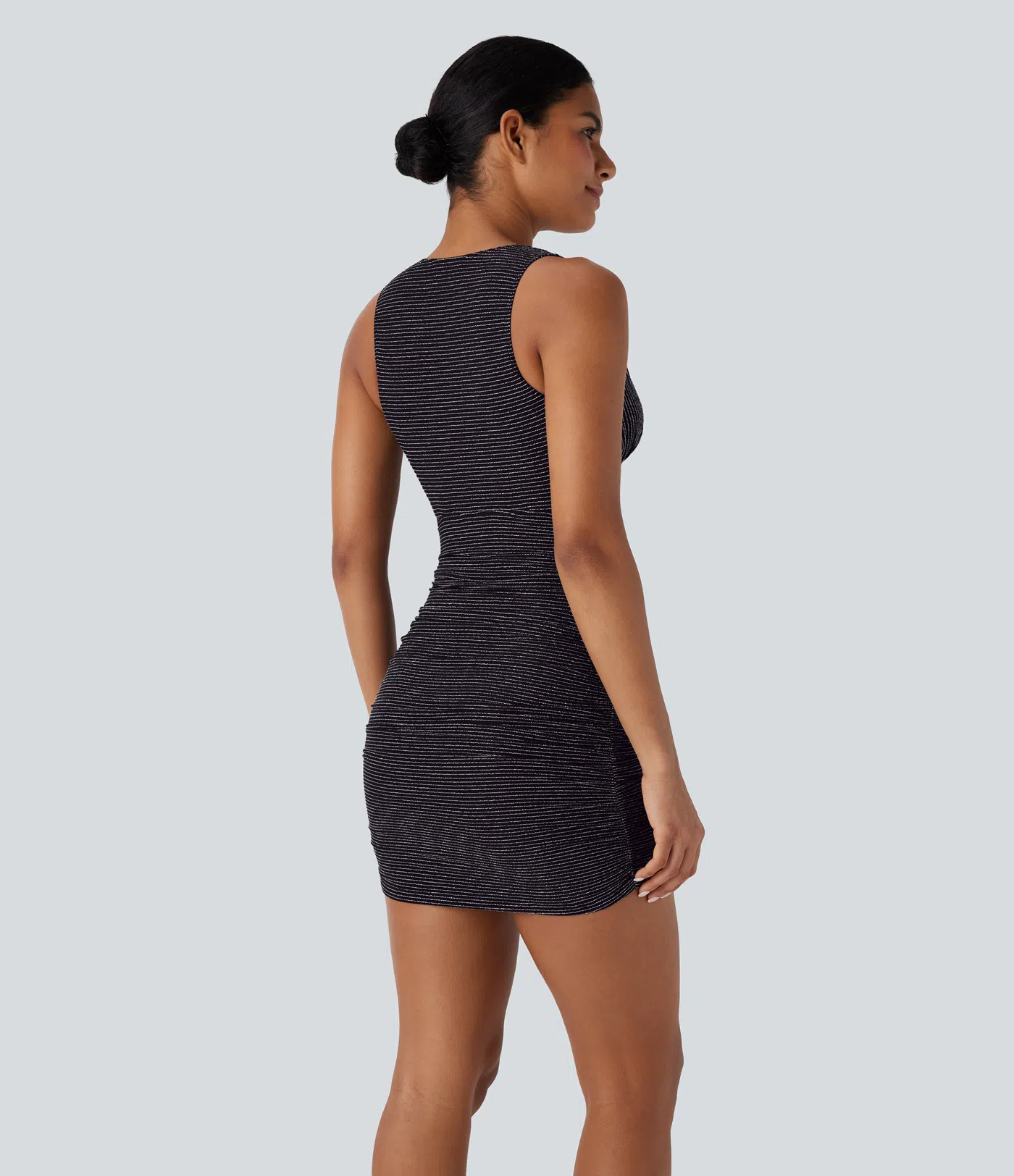 Robe courte moulante sans manches à rayures métallisées et fronces col en V