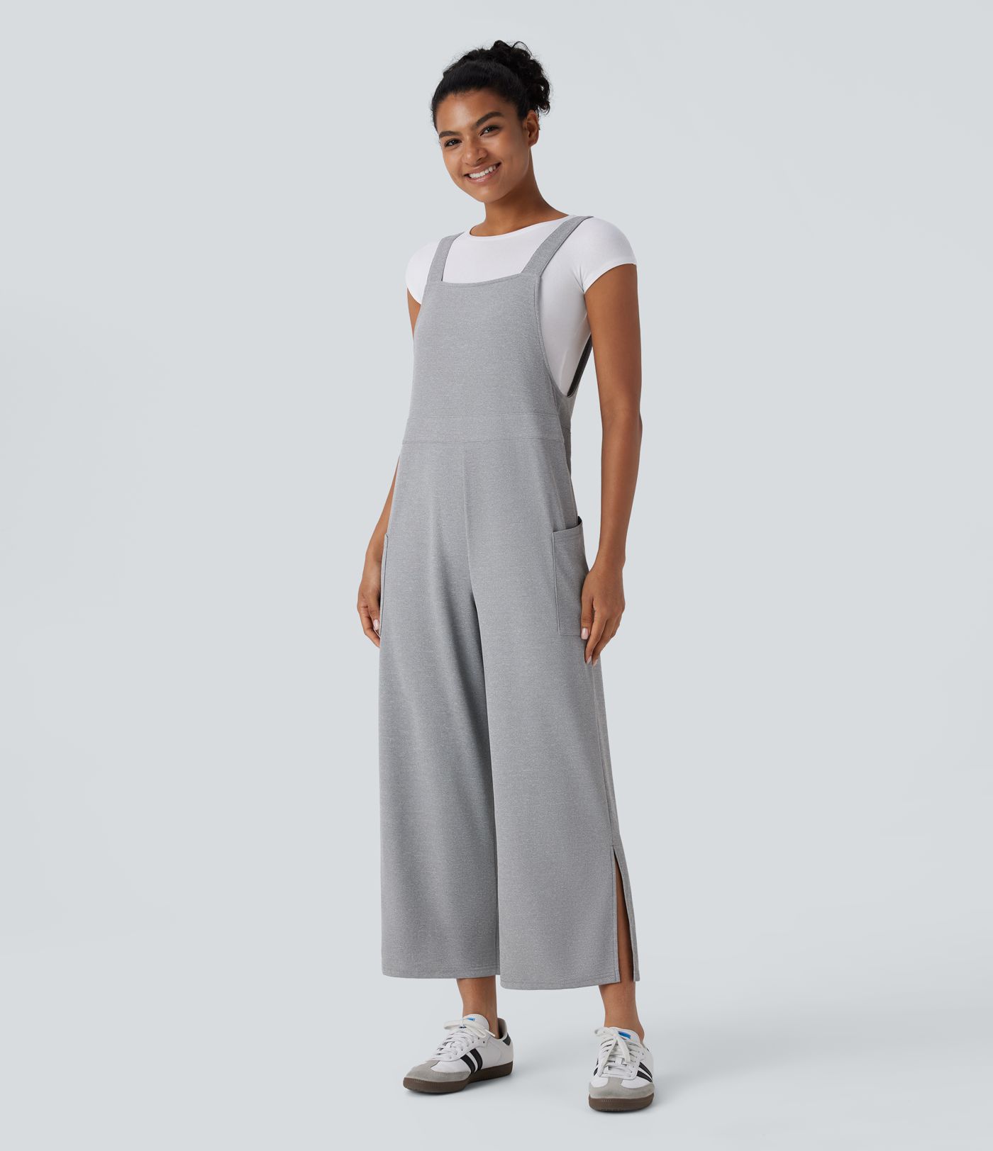 Lässige Latzhose mit Seitentaschen, verstellbaren Trägern, Knöpfen und weitem Bein - beidseitig tragbar