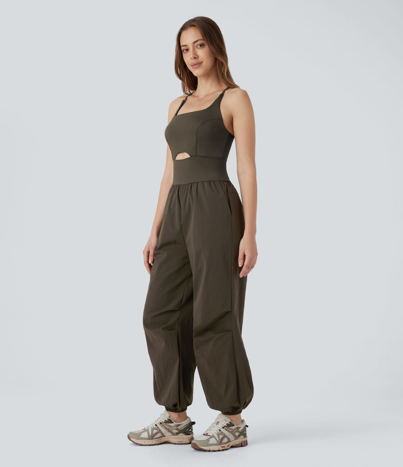 Mono cargo de senderismo impermeable con tejido resistente antidesgarro con espalda abierta cruzada y bolsillos laterales